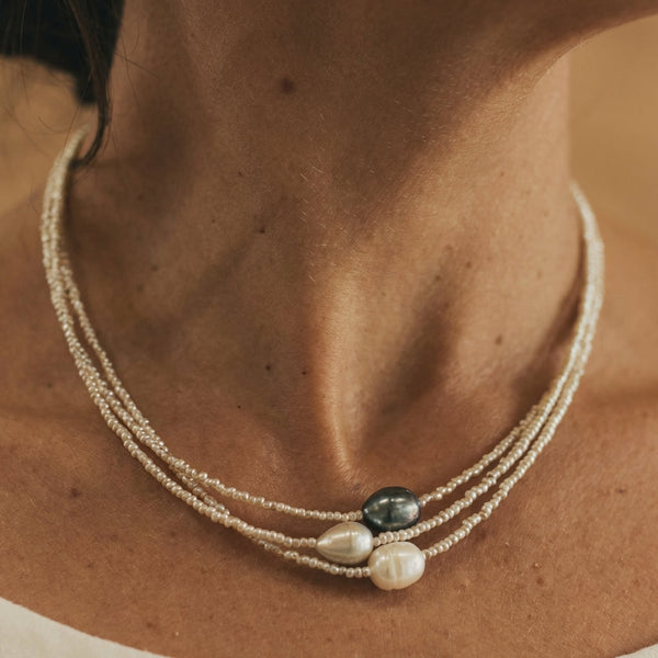 Collar perlado con cadena · Dorado