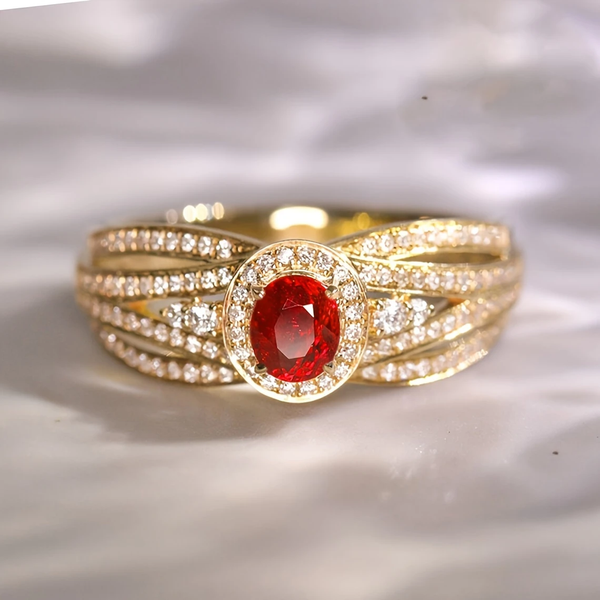Anillo rojo rubí · Dorado