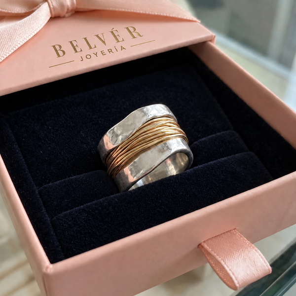 Anillo de hilos bicolor, plateado y dorado