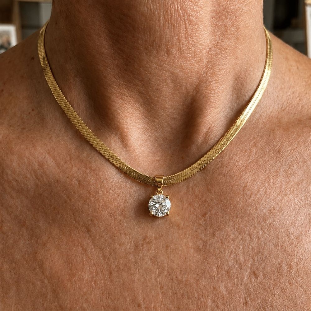 Collar elegante con colgante de brillo