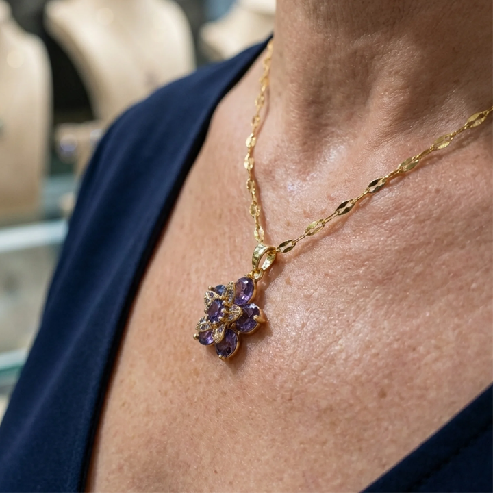 Collar Amelyth de flores violeta · Dorado