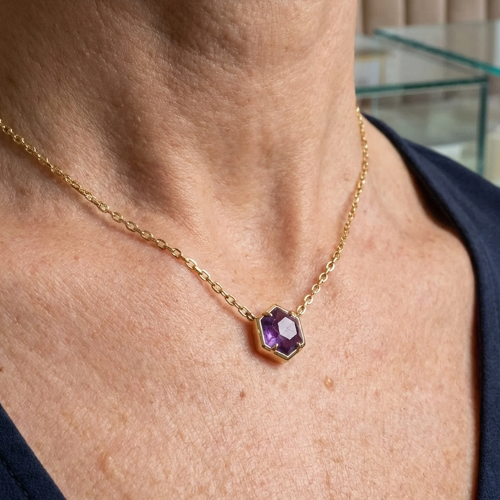 Collar con colgante violeta y brillos · Dorado