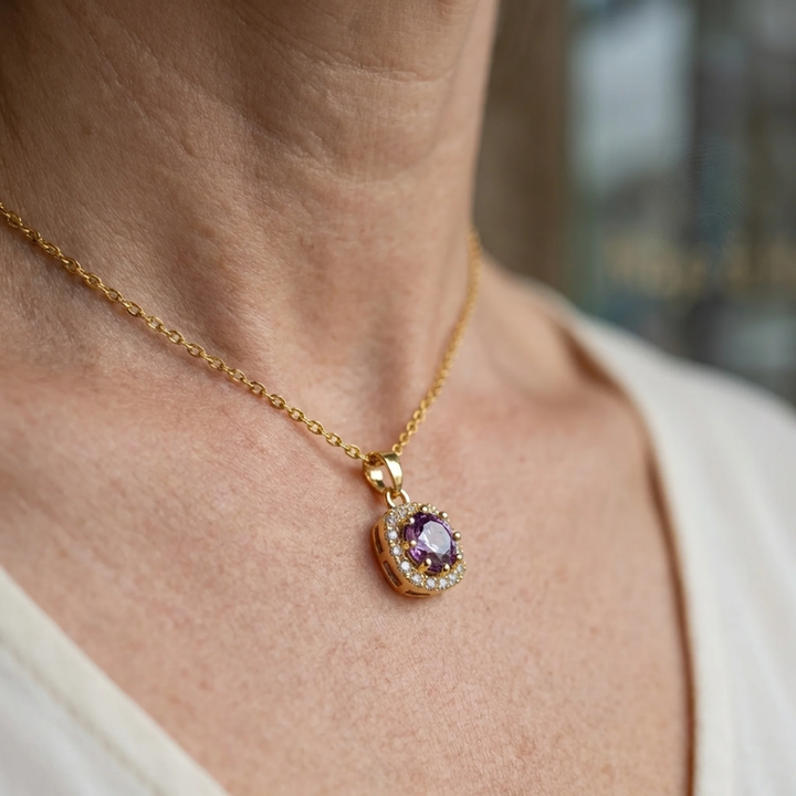 Collar cuadrado pavé violeta · Dorado