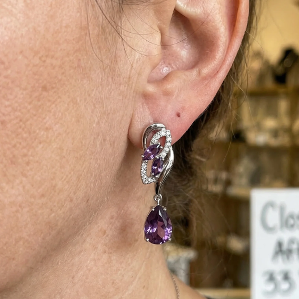 Pendientes de gota con destello violeta · Plateado