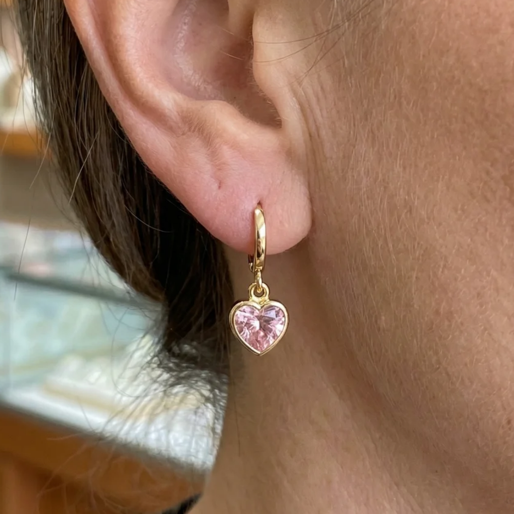 Pendientes Amor con charm · Dorado
