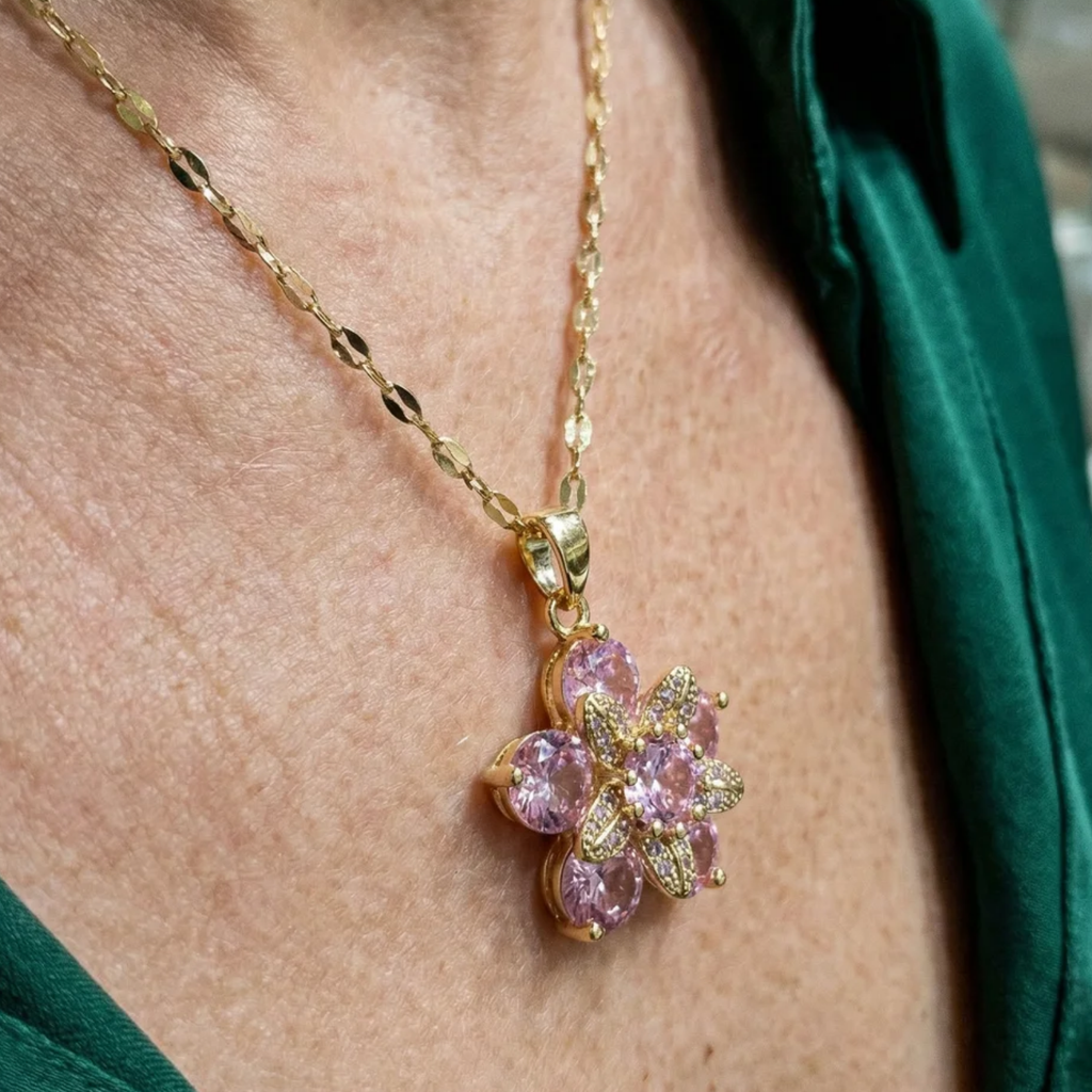Collar Amorea de flores rosa · Dorado