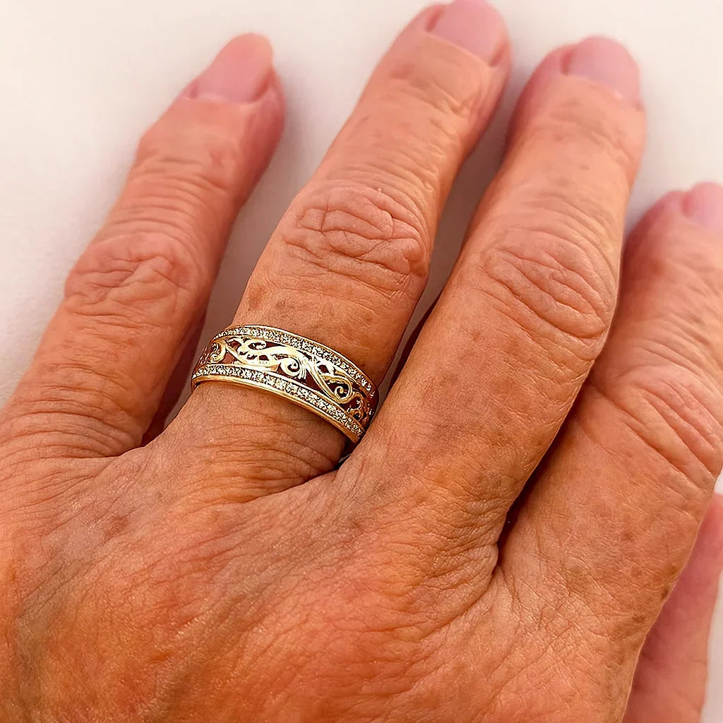 Anillo calado con brillos · Dorado