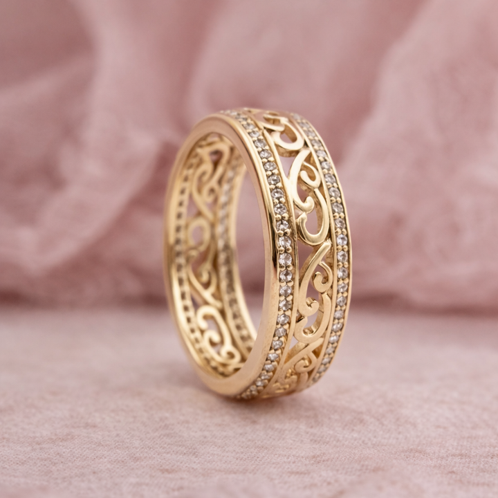 Anillo calado con brillos · Dorado