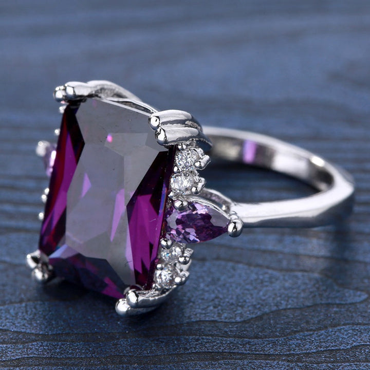 Anillo con detalle violeta · Plateado
