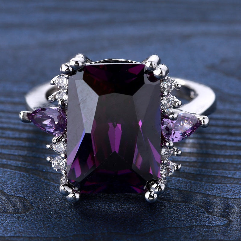 Anillo con detalle violeta · Plateado