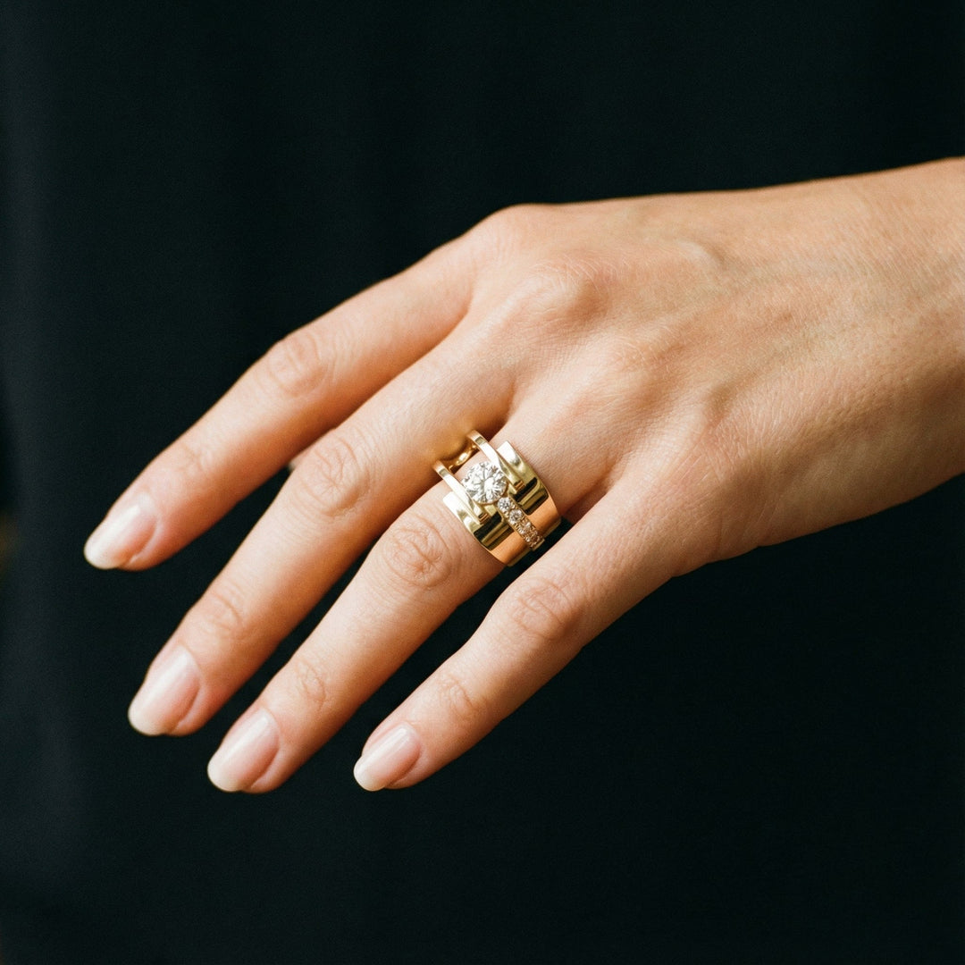 Anillo irregular retro con brillos · Dorado