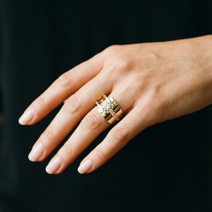 Anillo irregular retro con brillos · Dorado