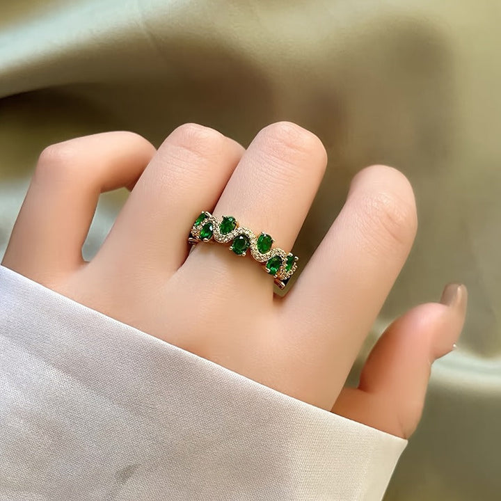 Anillo abierto ajustable con detalles verdes · Dorado