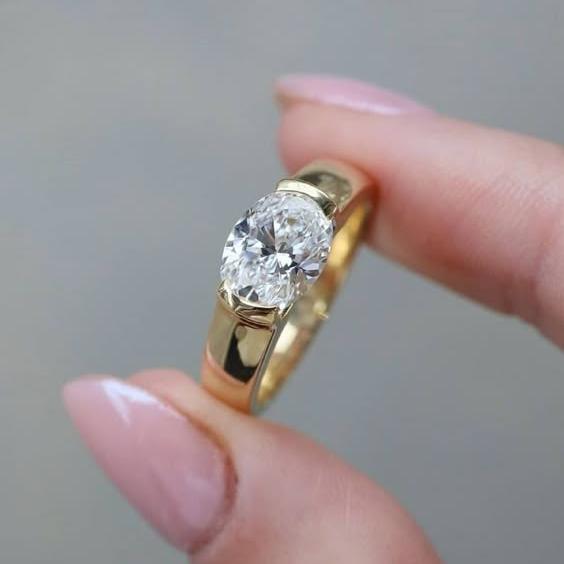 Anillo vintage con brillos · Dorado