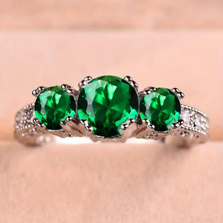 Anillo con tres piedras verde esmeralda · Plateado