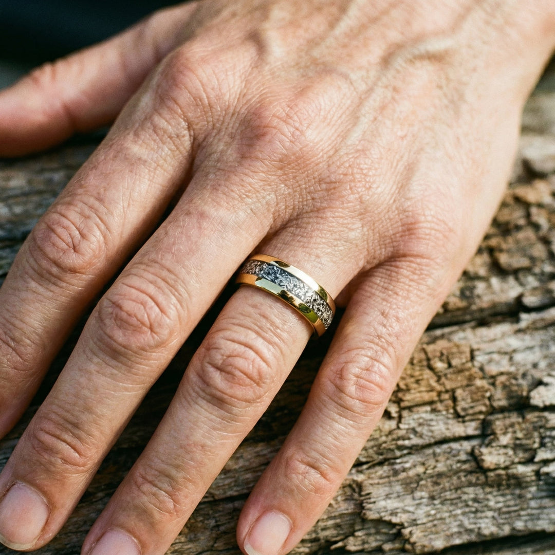 Anillo con incrustaciones brillantes · Dorado