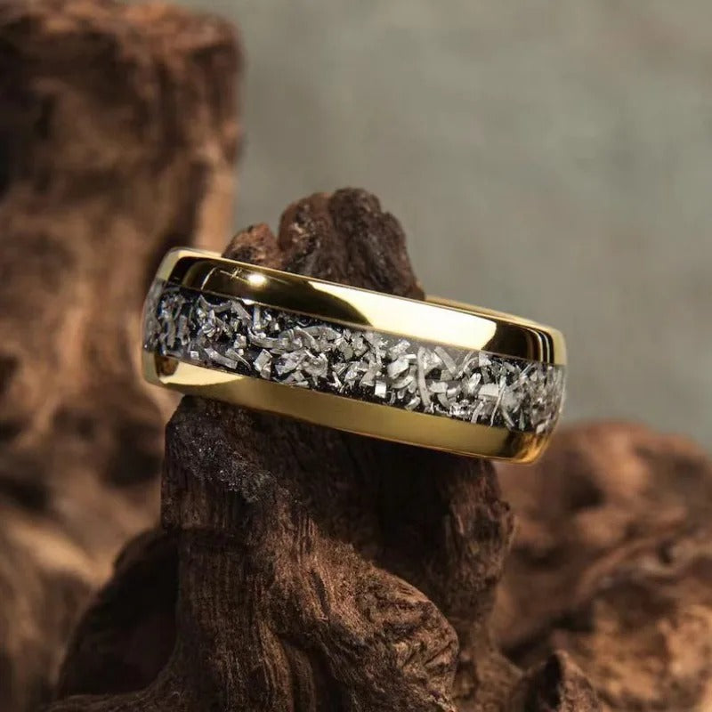 Anillo con incrustaciones brillantes · Dorado