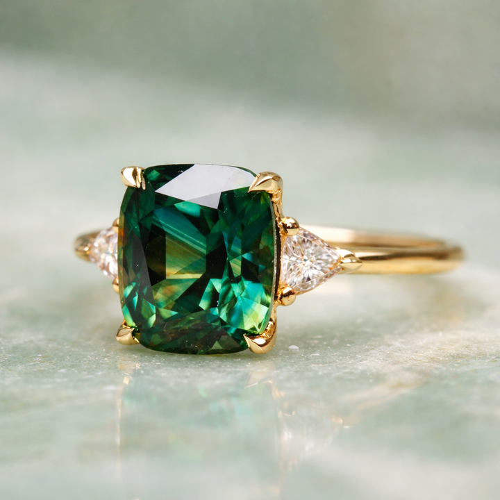 Anillo cuadrado verde esmeralda · Dorado