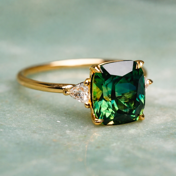 Anillo cuadrado verde esmeralda · Dorado