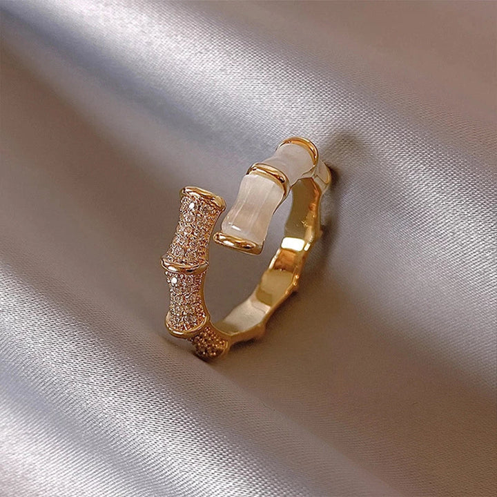 Anillo ajustable con piedra blanca de efecto ópalo · Dorado