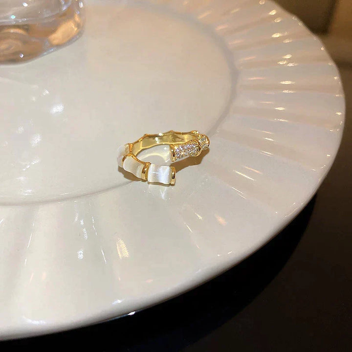 Anillo ajustable con piedra blanca de efecto ópalo · Dorado