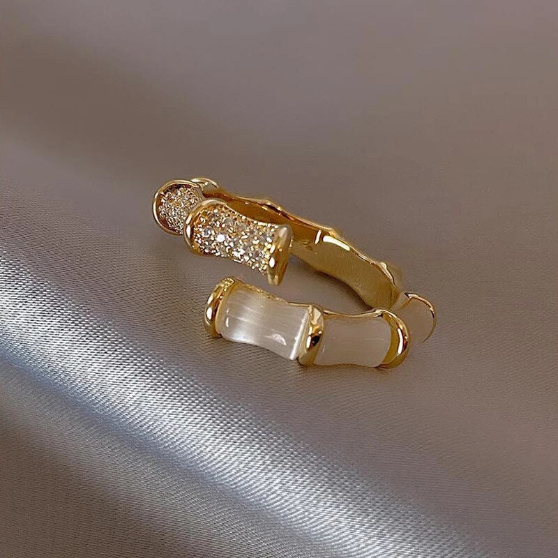 Anillo ajustable con piedra blanca de efecto ópalo · Dorado