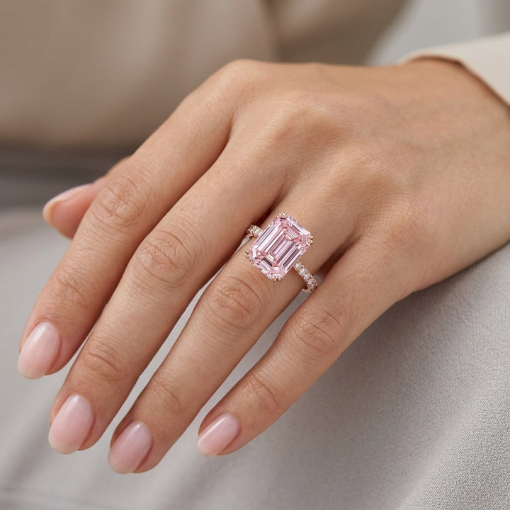 Anillo rectangular rosa con brillos · Rosado