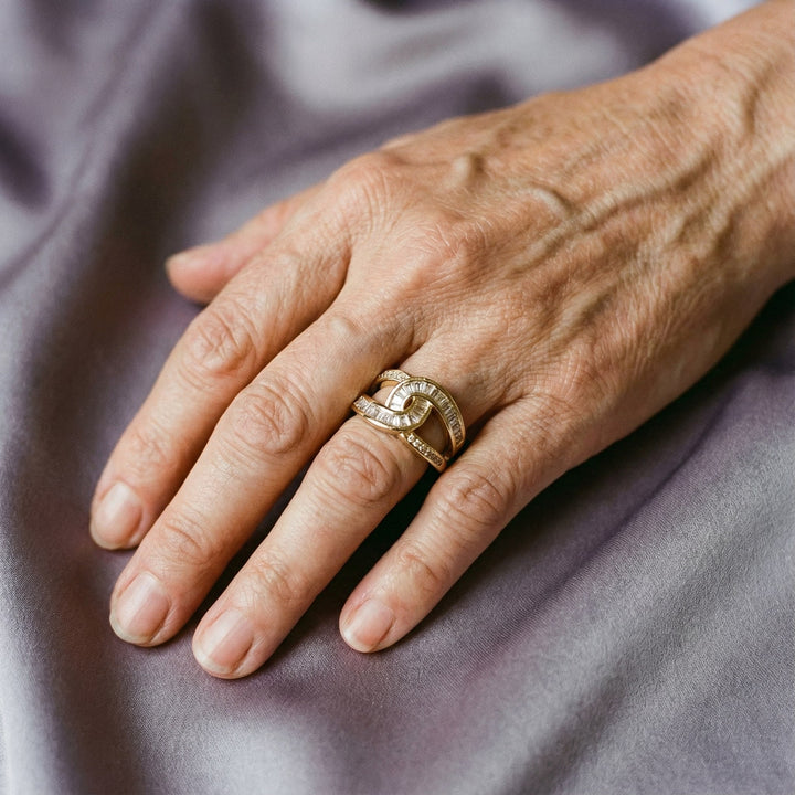 Anillo lazo con brillo · Dorado
