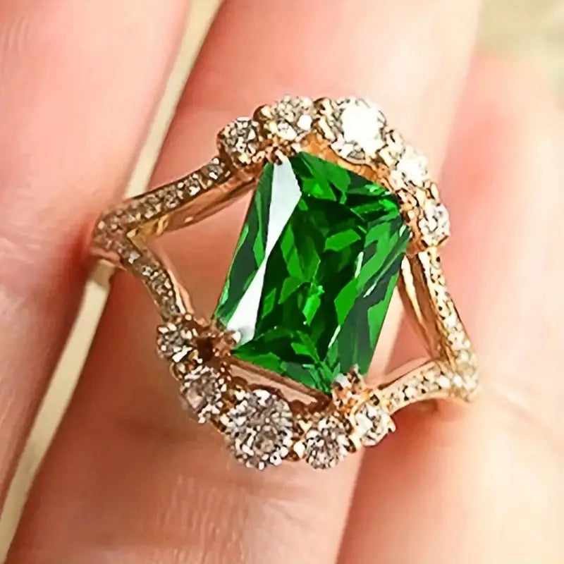 Anillo verde esmeralda con halo de brillos · Dorado