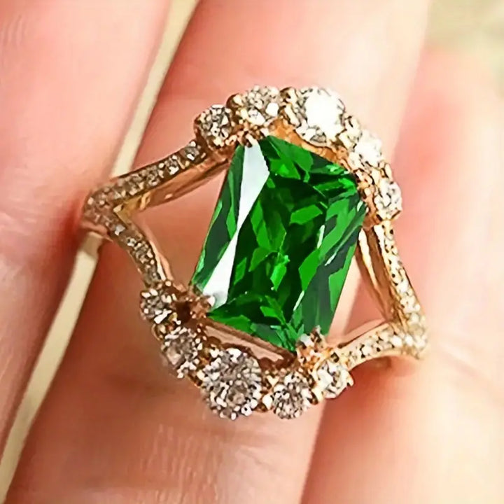Anillo verde esmeralda con halo de brillos · Dorado
