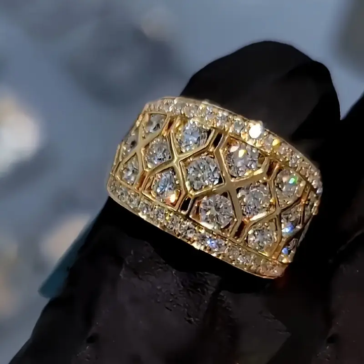 Anillo ancho de celosía con brillos · Dorado