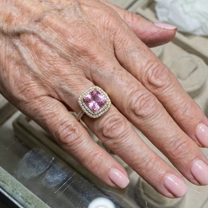 Anillo con piedra rosa de talla cojín · Dorado, plateado o rosado