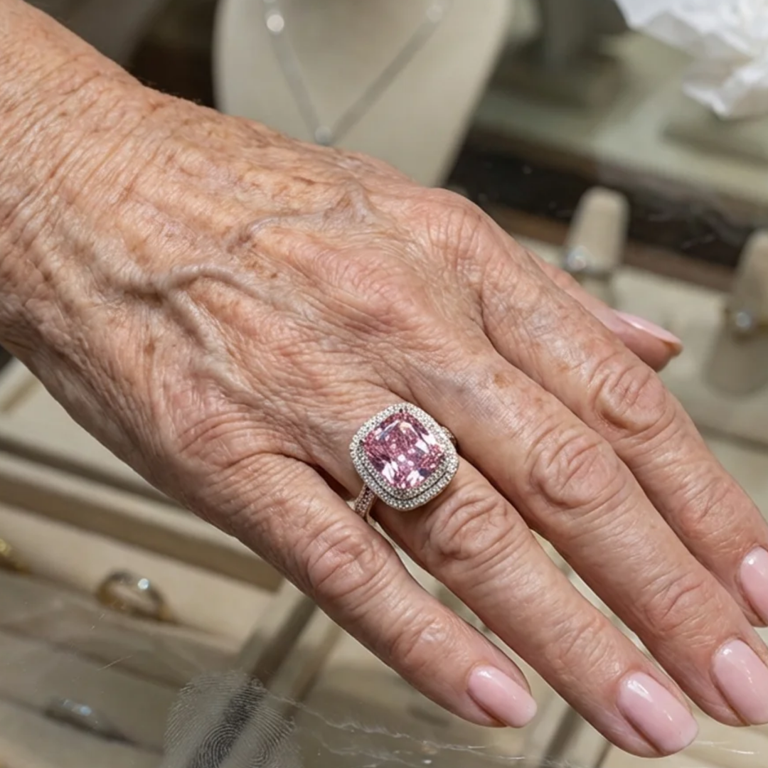Anillo con piedra rosa de talla cojín · Dorado, plateado o rosado
