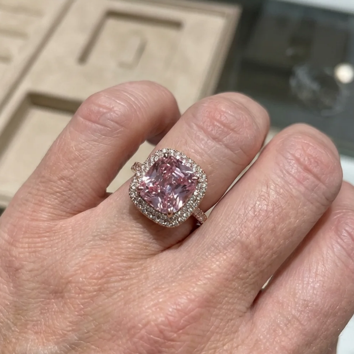 Anillo con piedra rosa de talla cojín · Dorado, plateado o rosado