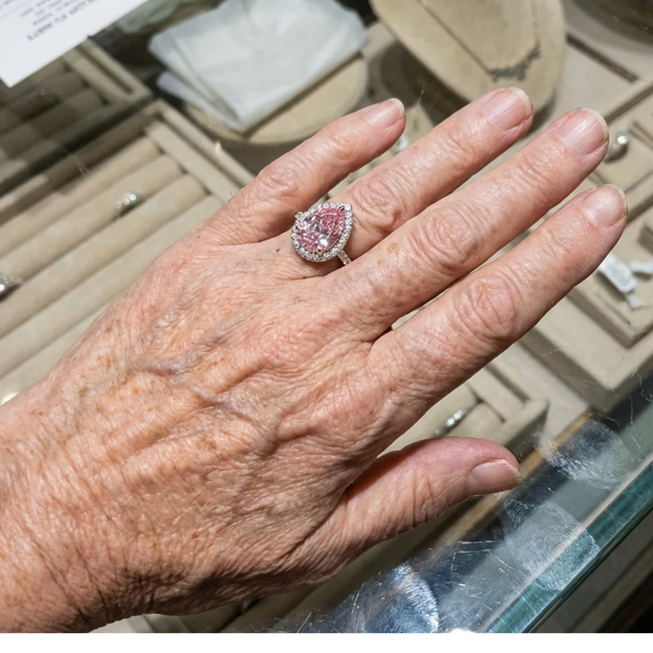 Anillo con piedra rosa en forma de gota · Plateado