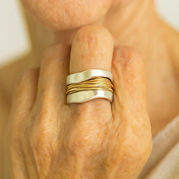 Anillo de hilos bicolor, plateado y dorado