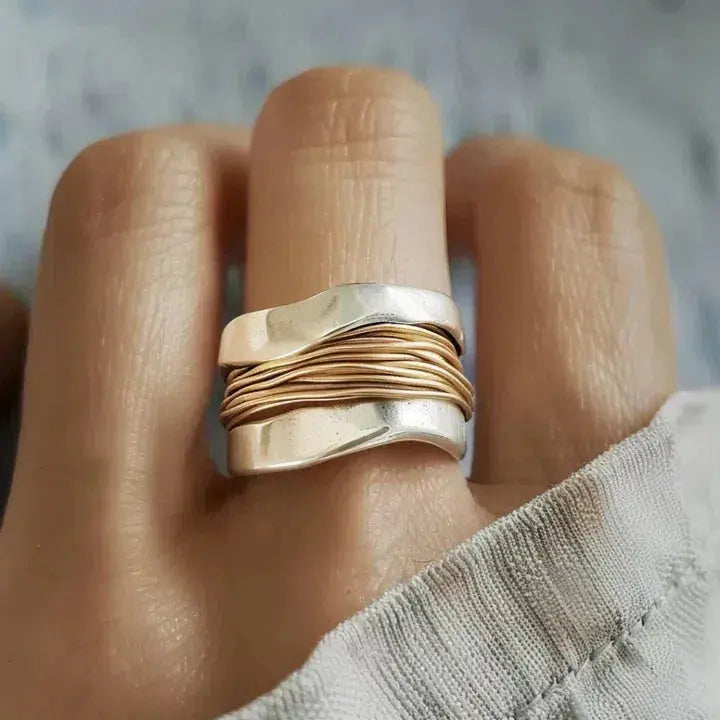 Anillo de hilos bicolor, plateado y dorado