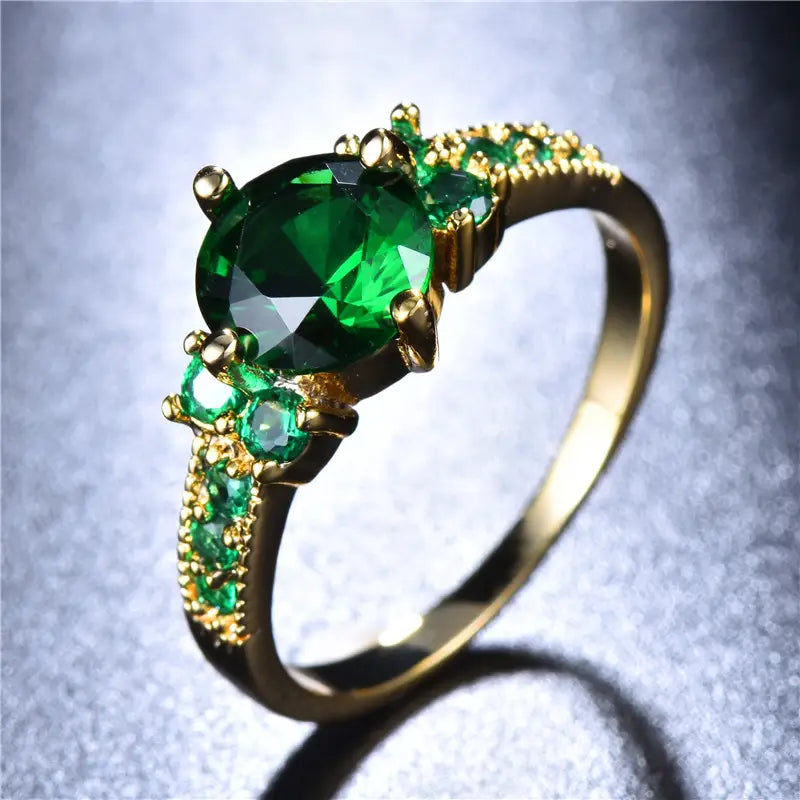 Anillo con detalle verde esmeralda · Dorado