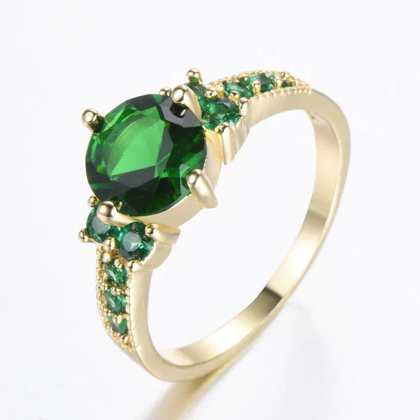 Anillo con detalle verde esmeralda · Dorado
