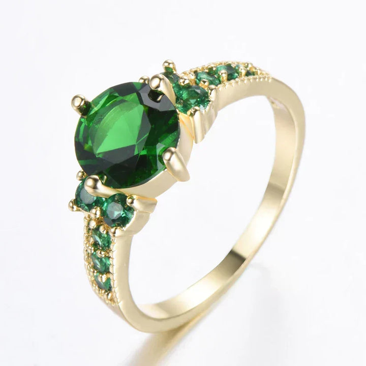 Anillo con detalle verde esmeralda · Dorado