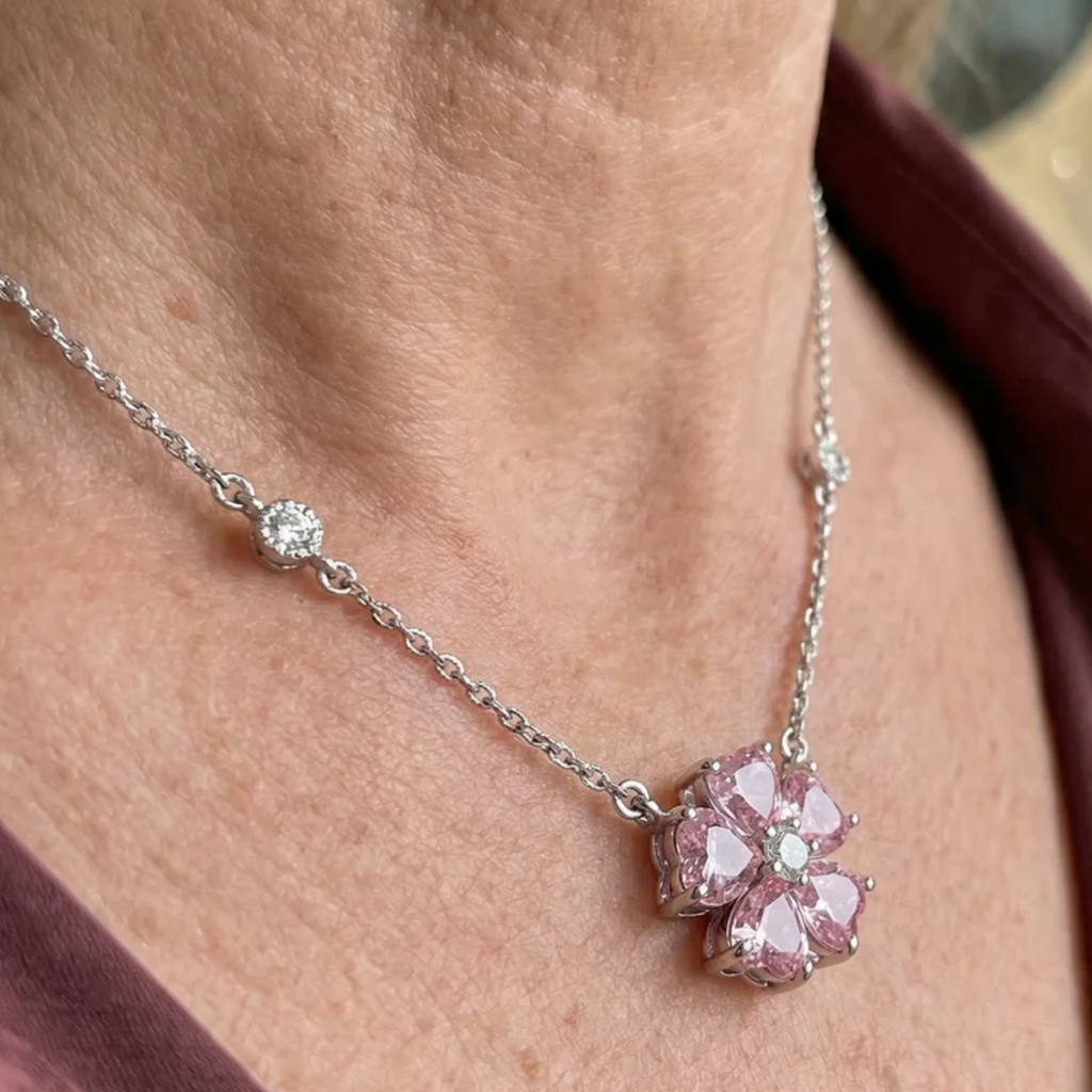 Collar con colgante de flor · Plateado
