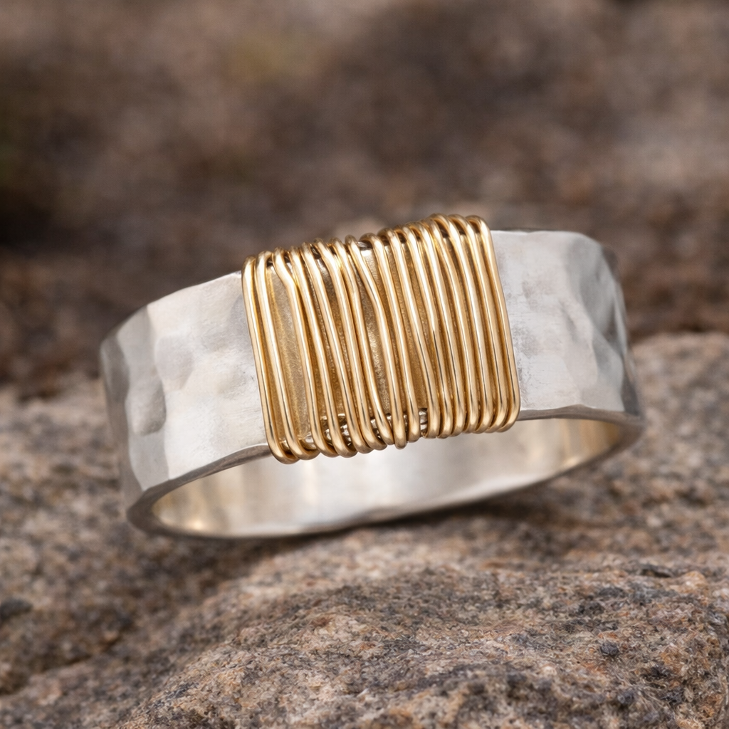Anillo boho con hilos dorados · Bicolor