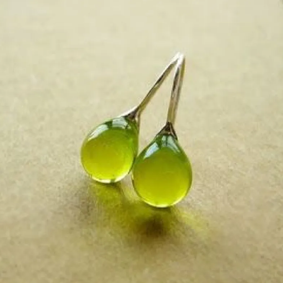 Pendientes con piedra de efecto ópalo · Dorado