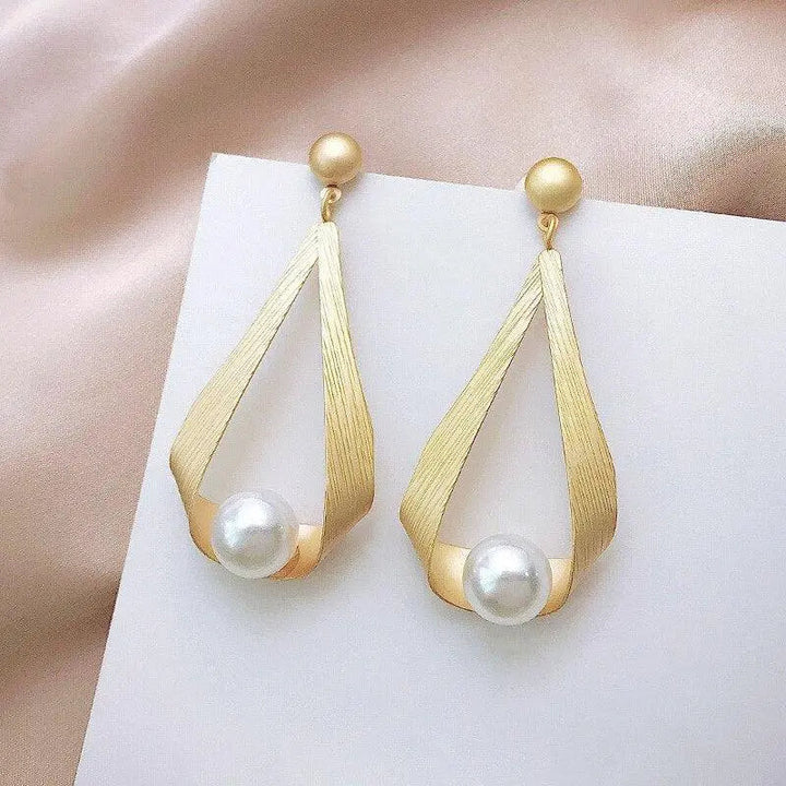 Pendientes perlados con brillos · Dorado