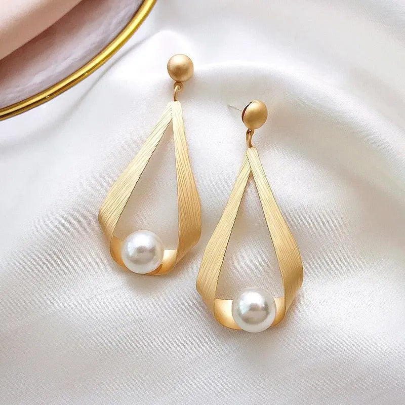 Pendientes perlados con brillos · Dorado