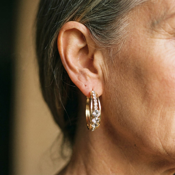 Pendientes de aro con brillos · Dorado