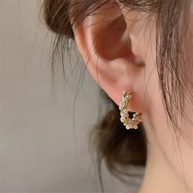 Pendientes colgantes con cuenta perlada redonda · Dorado