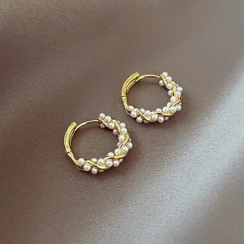 Pendientes colgantes con cuenta perlada redonda · Dorado