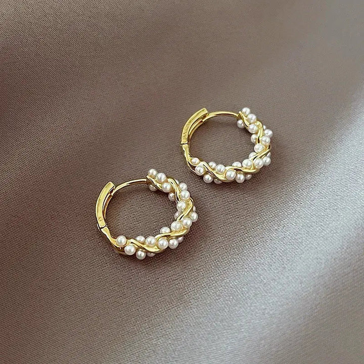 Pendientes colgantes con cuenta perlada redonda · Dorado