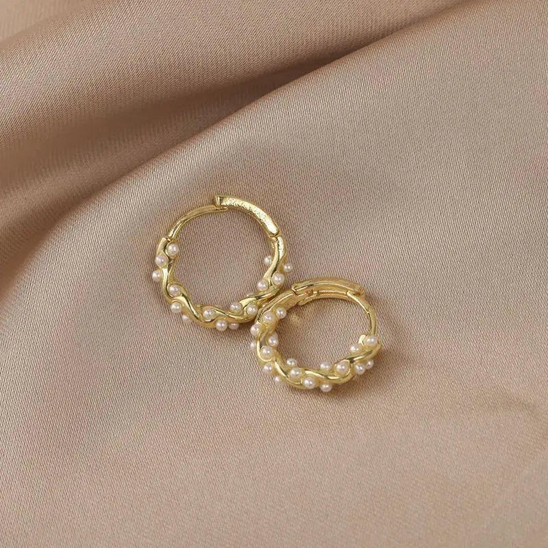 Pendientes colgantes con cuenta perlada redonda · Dorado